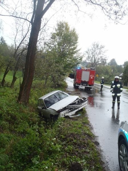 Łazy Biegonickie. Toyota w przydrożnym rowie. Ranna kobieta w szpitalu. Strażacy w akcji ratowniczej