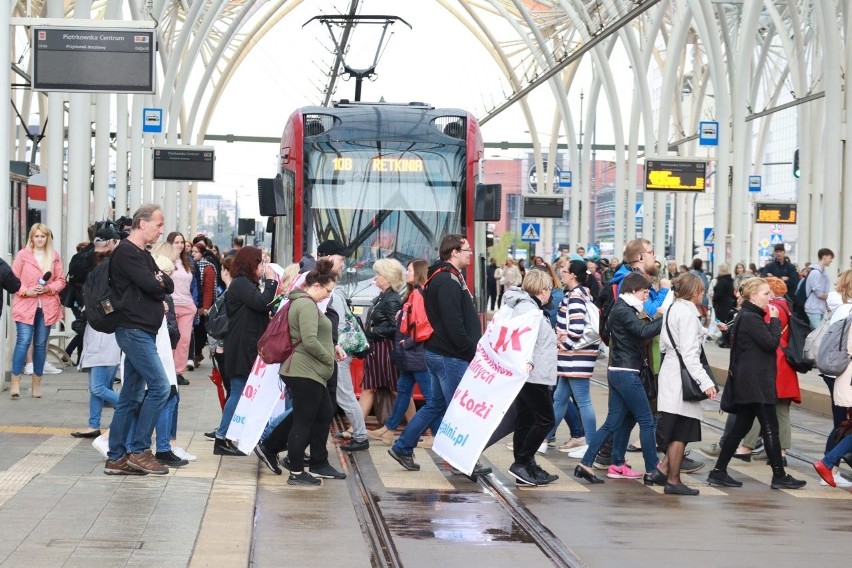 Około setki pracowników socjalnych MOPS pojawiło się w środę...