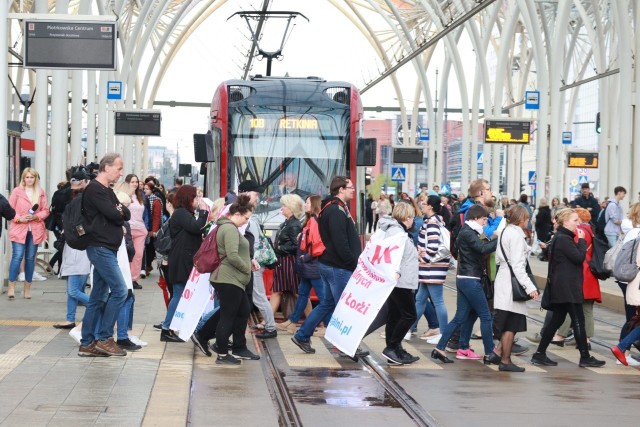 Około setki pracowników socjalnych MOPS pojawiło się w środę (25 maja) po południu na przejściu dla pieszych przesiadkowego przystanku tramwajowego w Łodzi. Chodzili w kółko, przepuszczając tylko pojedyncze tramwaje. CZYTAJ DALEJ>>>.