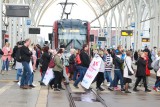 Chaos tramwajowy w centrum Łodzi. Pracownicy socjalni MOPS blokowali w środę Stajnię Jednorożców ZDJĘCIA