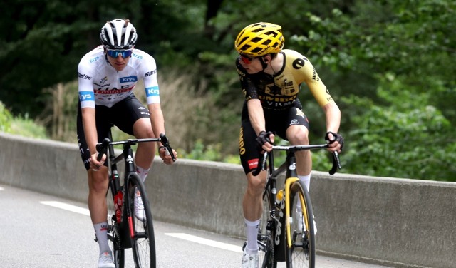 Tadej Pogacar (z lewej) wygrał szósty etap Tour de France, ale to Jonas Vingegaard (z prawej) jest liderem klasyfikacji generalnej.