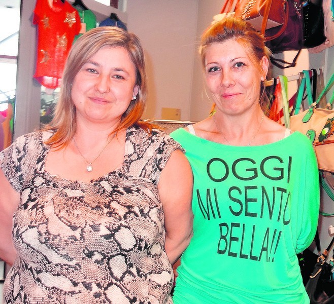 Zdaniem  Kasi i Renaty, które pracują w sklepie obuwniczym...