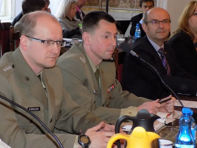 Major Artur Pinkowski z 11 LDPKPanc. (z prawej) i kapitan Marek Sobieszek z komendy poligonu .