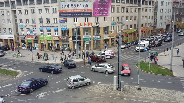 Dachowanie na skrzyżowaniu w centrum Szczecina.