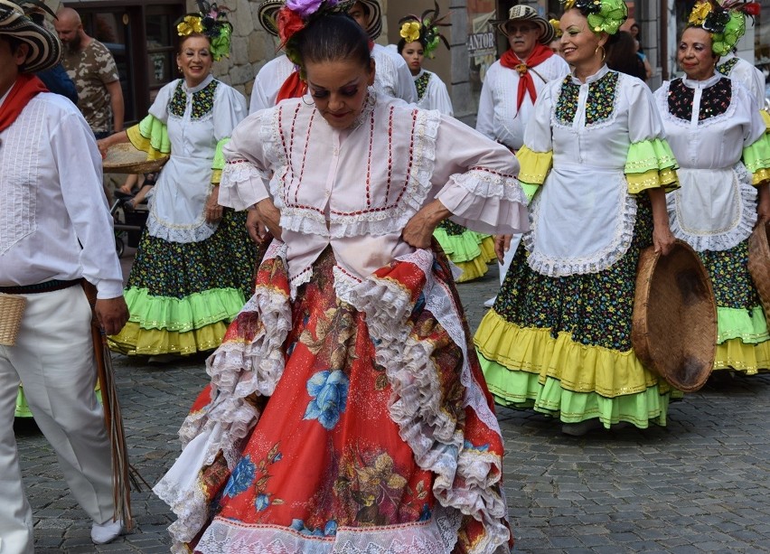 Gorlice. Festiwal Świat pod Kyczerą. Przez miejski deptak przeszedł barwny korowód artystów z różnych stron świata