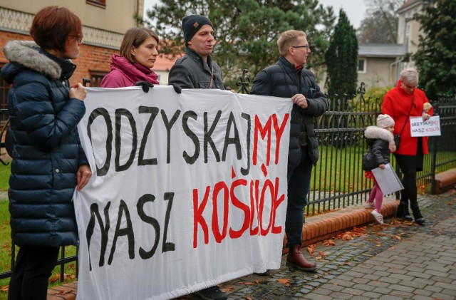 Protest pod hasłem "Odzyskajmy nasz kościół" pod kurią w Gdańsku, 3 listopada 2019 r.