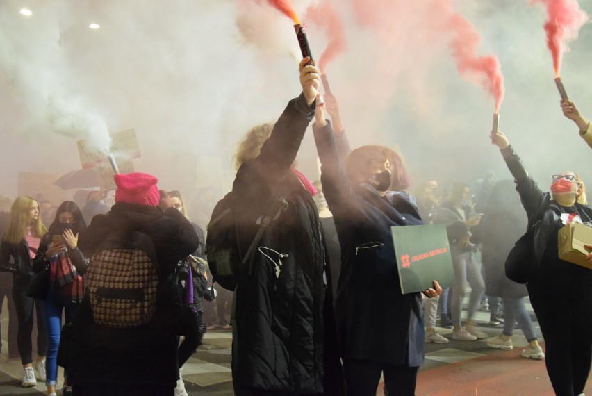 Marta Lempart wsparła strajk kobiet w Elblągu 5.11.2020 r. Zaprezentowała postulaty protestujących [zdjęcia]