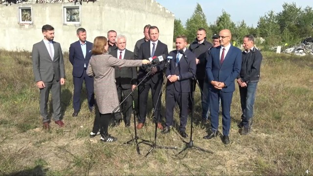 Na zdjęciu - Konferencja prasowa z udziałem przedstawicieli władz lokalnych i centralnych, w tym Jacka Ozdoby (przed mikrofonami) w miejscowości Witowąż