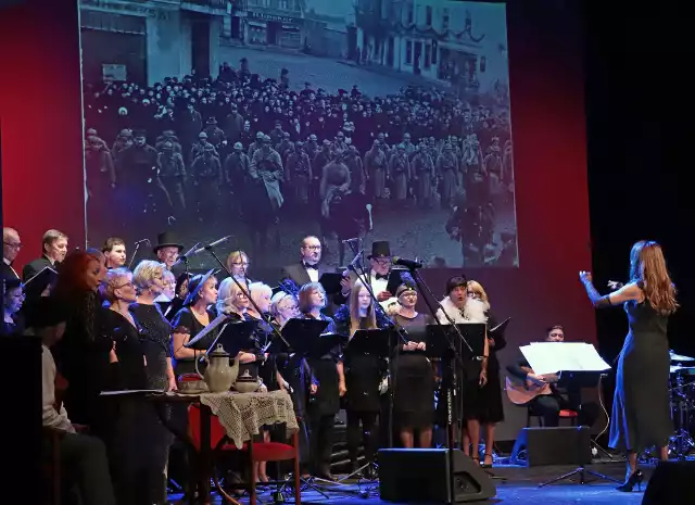 Koncert  „Powróćmy jak za dawnych lat” na scenie grudziądzkiego teatru zorganizowano z okazji Narodowego Święta Niepodległości