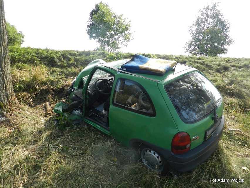 Opel uderzył w drzewo przy drodze krajowej nr 6. Dwoje rannych [zdjęcia] 
