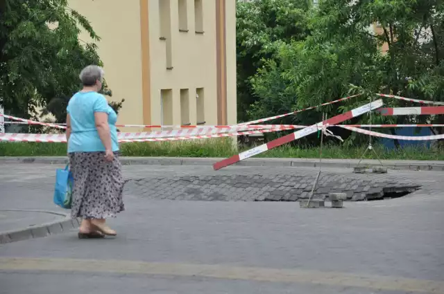 Teren obok dworca w Szydłowcu, gdzie uszkodzeniu uległ kolektor zbiorczy na wodę i zapadła się kostka brukowa, jest zabezpieczony.