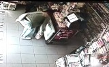 Kradzież sklepowa nagrana w Kluczborku. Co zrobiły dwie kobiety, żeby ukraść papierosy i pieniądze