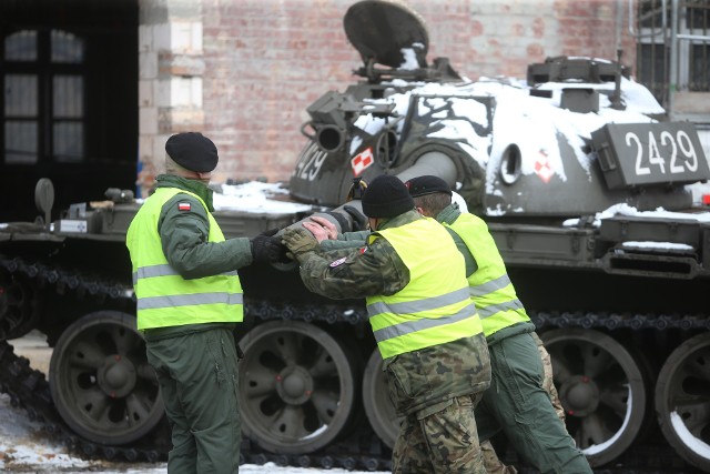 Transport czołgu do rozbudowywanego muzeum przy kopalni Wujek w Katowicach.