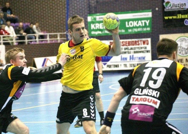 Tomasz Mochocki (z piłką) swoim byłym kolegom ze Stali rzucił trzy bramki, ale punktów do Głogowa nie przywiózł.