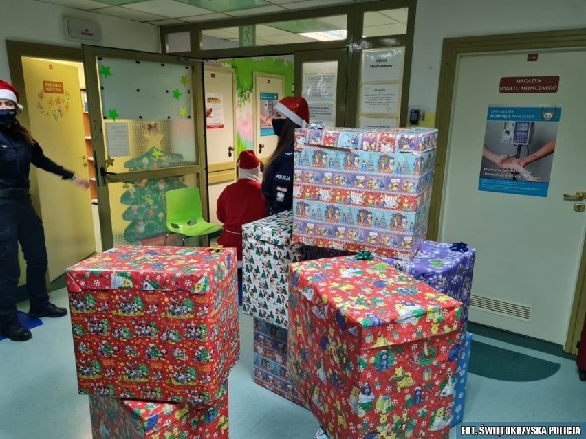 Niebiescy Mikołaje odwiedzili dzieci w centrum onkologii w Kielcach [ZDJĘCIA] 