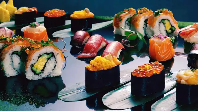 Gdzie można zjeść najsmaczniejsze sushi w Radomiu? Zapytaliśmy na naszym facebookowym profilu Echo Dnia Radomskie mieszkańców Radomia o to gdzie można w naszym mieście zjeść najlepsze sushi. Oto najlepsze, według internautów, restauracje oferujące sushi w Radomiu. Sushi, to potrawa japońska złożona z gotowanego ryżu zaprawionego octem ryżowym oraz z dodatków w postaci, przeważnie surowych: owoców morza, wodorostów nori, kawałków ryb, warzyw.KLINIJ W ZDJĘCIE I ZOBACZ GDZIE W RADOMIU ZJEMY NAJLEPSZE SUSHI. Zobacz kolejne miejsca, posługując się klawiszami strzałek na klawiaturze lub myszką.