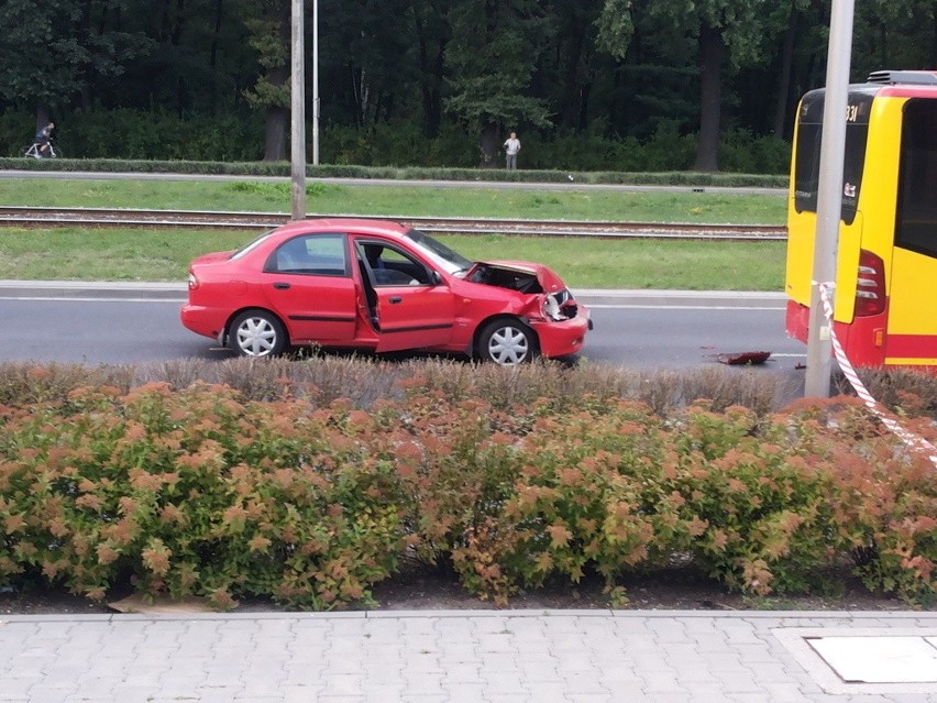 Wypadek na Lotniczej. Jadący pod prąd rowerzysta spowodował zderzenie daewoo z autobusem (ZDJĘCIA)