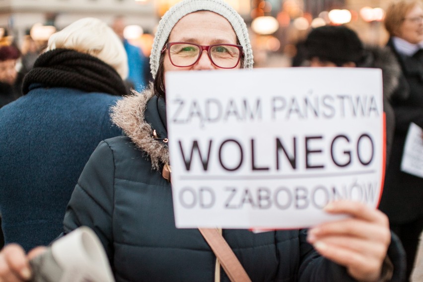 Protest kobiet na Starym Rynku w Bydgoszczy. Ogólnopolski strajk kobiet [zdjęcia]