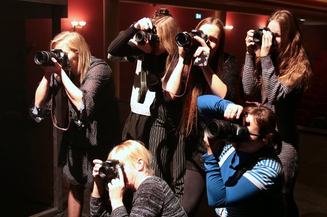 Mariusz Nasieniewski i Beata Kastner poprowadzili swoje grupy w zakamarki odremontowanego teatru w ramach projektu "Grudziądzki spacer fotograficzny". W tym czasie, na scenie trwały zajęcia uczniów klasy fotograficznej Teb Edukacja pod okiem wykładowcy Macieja Kastnera. 