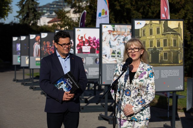 Wystawę na Placu Teatralnym otworzyli wiceprezydent Bydgoszczy, Iwona Waszkiewicz oraz dyrektor Teatru Kameralnego