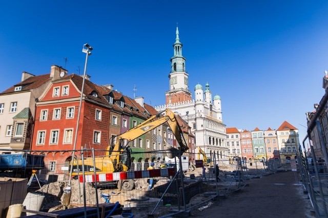 Od ponad roku przebudowywana jest płyta rynku i biegnące pod nią sieci mediów. Na początku rozbierane są krawężniki i chodniki, po których przyjdzie kolej na sieć wodociągową i gazową. Nie da się zamknąć dostępu dla pieszych – w tym dla mieszkańców, którzy przechodzą blisko pracujących koparek, zatem przechodnie i ekipy budowlane muszą zachowywać stale szczególną ostrożność.Przejdź dalej i zobacz kolejne zdjęcia --->