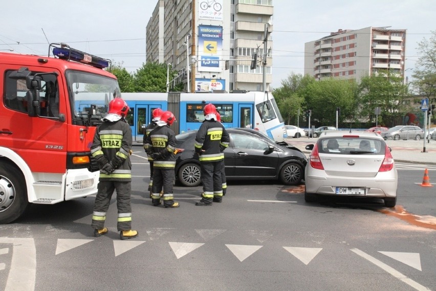 Wypadek na placu Strzegomskim, ranna kobieta w ciąży (FILM, ZDJĘCIA)