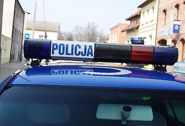 Czekając na patrol policji po spowodowaniu kolizji w Karbowie (gmina Brodnica), kierowca popijał piwo. Fot. (archiwum)