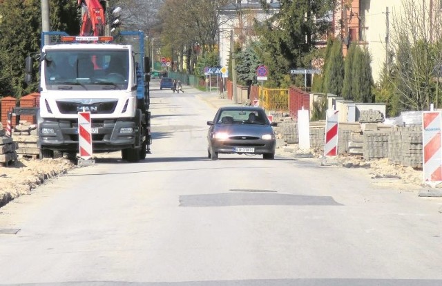 W poniedziałek ekipy budowlane prowadziły prace na ulicy Bohaterów Westerplatte w Busku-Zdroju. To kolejna miejska "schetynówka&#8221;.