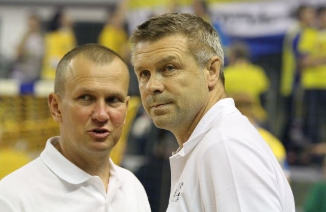 Trenerzy kieleckiego zespołu Tomasz Strząbała (z lewej) i Bogdan Wenta muszą coś poprawić w grze swojej drużyny, a czasu nie mają wiele.