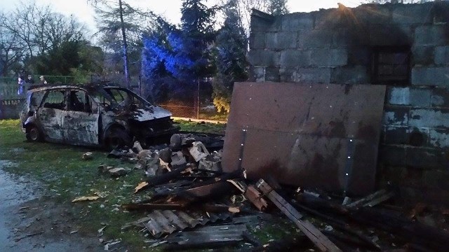 W środę w jednym z garaży przy ulicy Małcużyńskiego w Radomiu zapaliło się auto – renault scenic. Zarówno auto jaki garaż spłonęły doszczętnie.