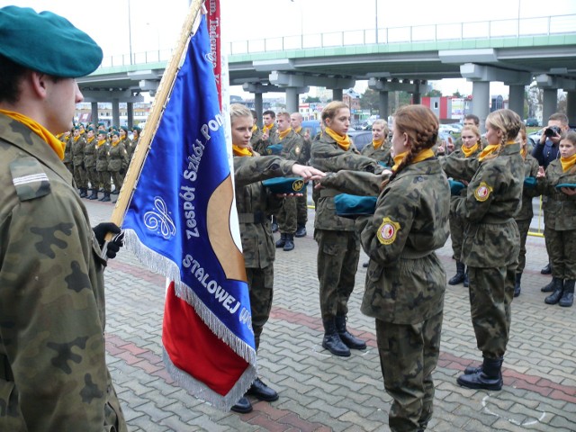 Uroczysta przysięga w Złotej Kościuszkowskiej klasy pierwszej Liceum Ogólnokształcącego o edukacji wojskowej.