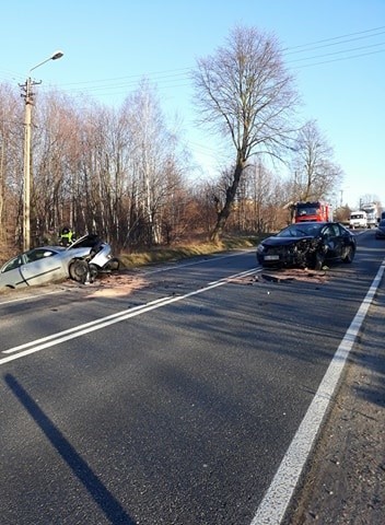 Wypadek w Brzezinach, trzy osoby ranne. DK 72 zablokowana!