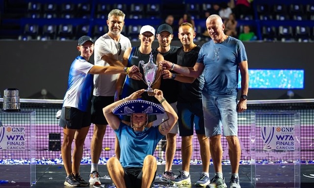 FOT. Iga Świątek wraz ze swoim sztabem podczas celebracji triumfu w WTA Finals w Cancun