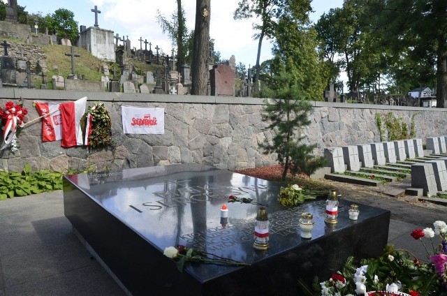 Na Rossie spoczywa brat, siostra, pierwsza żona i matka Józefa Piłsudskiego oraz jego serce. Są tu także groby żołnierzy poległych w wojnie 1920 r.