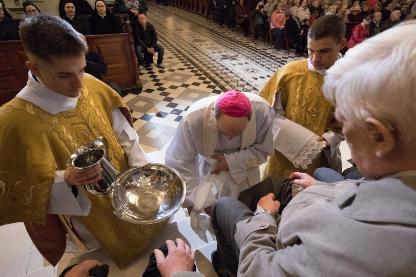 Wielki Czwartek w Katedrze Białostockiej. Umywanie nóg rozpoczyna Triduum Paschalne [ZDJĘCIA]