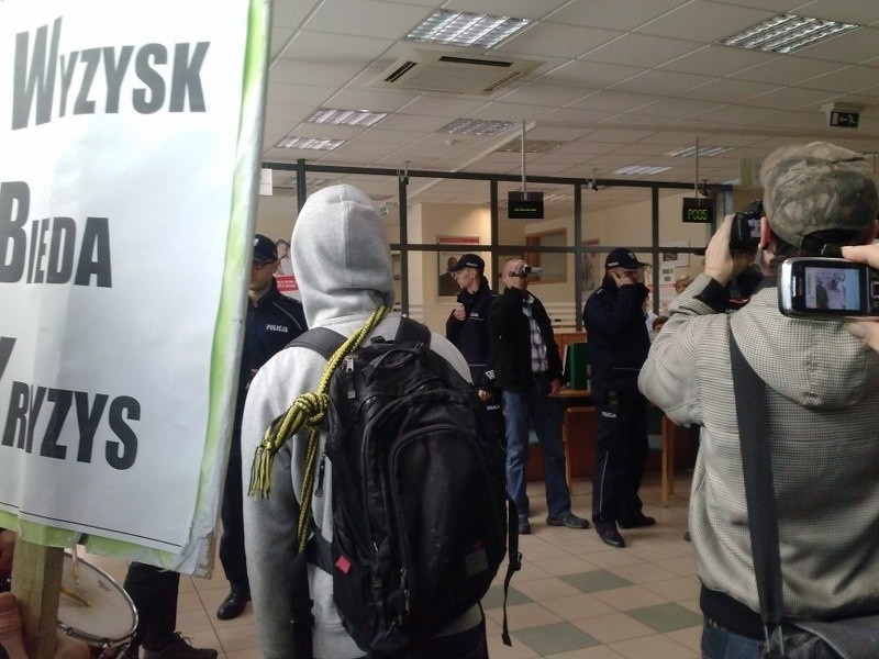 Protest anarchistów w banku WBK w Poznaniu