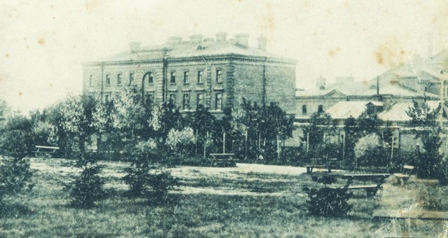 Kompleks więzienny (początek XX w.) widziany od strony parku ludowego (na pierwszym planie budynek dzisiejszej szkoły muzycznej) przy alei Legionów (dawniej Szosa Śniadowska)