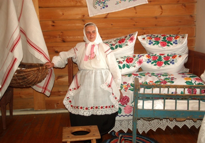 Białoruś. Bezdzieskie fartuszki w kolorowym muzeum