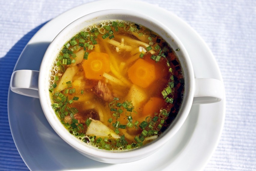 Na diecie zupowej najlepiej jeść klarowne zupy z warzywami w...