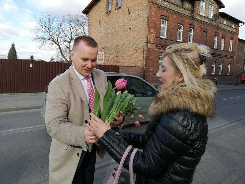 Burmistrz Gniewkowa Adam Straszyński wyszedł z ratusza i...