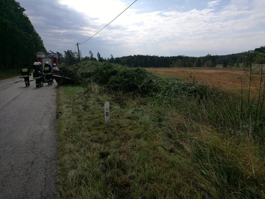 Groźna kolizja. Polonez dachował. Kierowca o własnych siłach wyszedł z poloneza