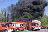 Groźny pożar w bazie PKS w Skierniewicach. Kłęby dymu nad miastem. Płonęły zużyte opony