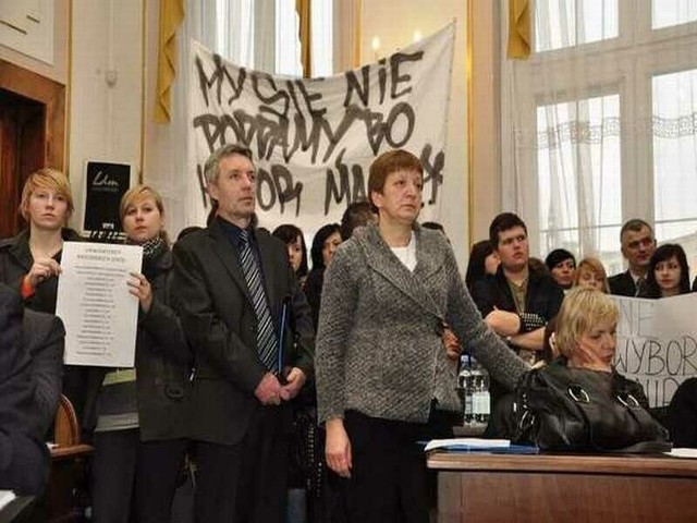 "Likwidatorzy radomskich szkół&#8221;. "Wyborcy was rozliczą&#8221; - takie hasła trzymali uczniowie, rodzice, protestujący na sesji przeciwko łączeniu szkół w Radomiu
