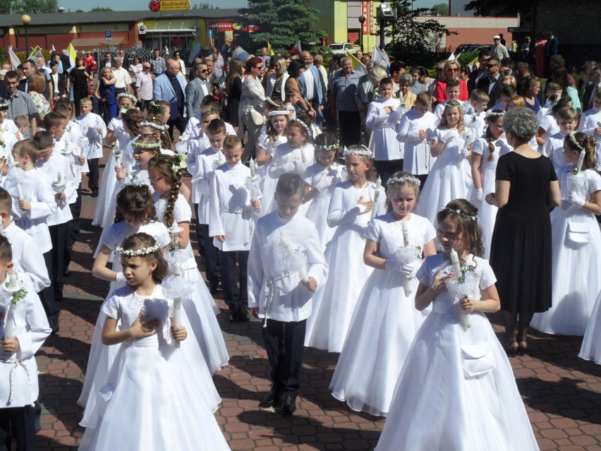 Pierwsza komunia święta w parafii Nawiedzenia NMP w...