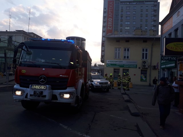 Cztery wozy rzeszowskich strażaków pojawiły się po godz. 18 pod CH Europa II w Rzeszowie. Zaalarmowała ich czujka alarmująca o pożarze. Jak ustaliliśmy w Komendzie Miejskiej PSP w Rzeszowie, alarm okazał się prawdopobnie fałszywy. Obecni na miejscu strażacy nie znaleźli źródła ognia.