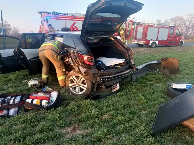 Zderzyły się dwie toyoty i wypadły z jezdni