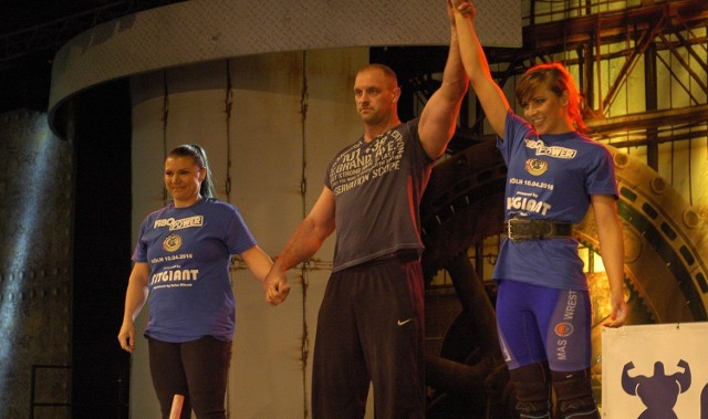 Klaudia Wieczorek z Biskupic (gm. Radłów) wywalczyła złoty medal w mas wrestlingu na zawodach FIBO w niemieckiej Kolonii. Zawody były rozgrywane podczas największych targów sportowych w Europie, w których wzięło udział 725 wystawców z 40 krajów. Na tegoroczne targi FIBO przyjechało aż 150 000 osób gości z ponad 100 krajów z całego świata.Złoty medal w Kolonii to kolejny sukces w karierze naszej zawodniczki, która w ubiegłym roku zdobyła brązowy medal mistrzostwa świata w Moskwie. Mas wrestling to narodowy sport rosyjski, bardzo popularny w Jakucji. Polega przeciągnięciu przeciwnika w pozycji siedzącej lub wyrwaniu mu drewnianej pałki, którą trzymają obaj zawodnicy. Klaudia Wieczorek w takim siłowaniu jest piekielnie mocna. Już podczas debiutanckiego startu została wicemistrzynią Polski.  Jest także międzynarodową mistrzynią Czech. Teraz przygotowuje się na kolejne Mistrzostwa Świata, które odbędą się we wrześniu w Kirgistanie. Klaudia Wieczorek (na zdjęciu z prawej) po zwycięskiej finałowej walce z Patricią Luxner z Austrii. Na co dzień mieszkanka Biskupic jest studentką wychowania fizycznego na Politechnice Opolskiej.