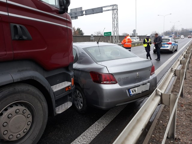 Przed godziną 13 na węźle Stadion autostradowej obwodnicy Wrocławia doszło do wypadku samochodu ciężarowego i osobowego peugeota