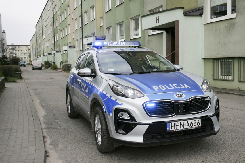 Zakaz wychodzenia z domu. Policja i Straż Miejska ze Słupska interweniuje, ale nie karze