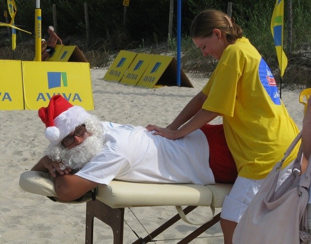 Mikołaj na łebskiej plaży. Poddaje się relaksującemu masażowi.